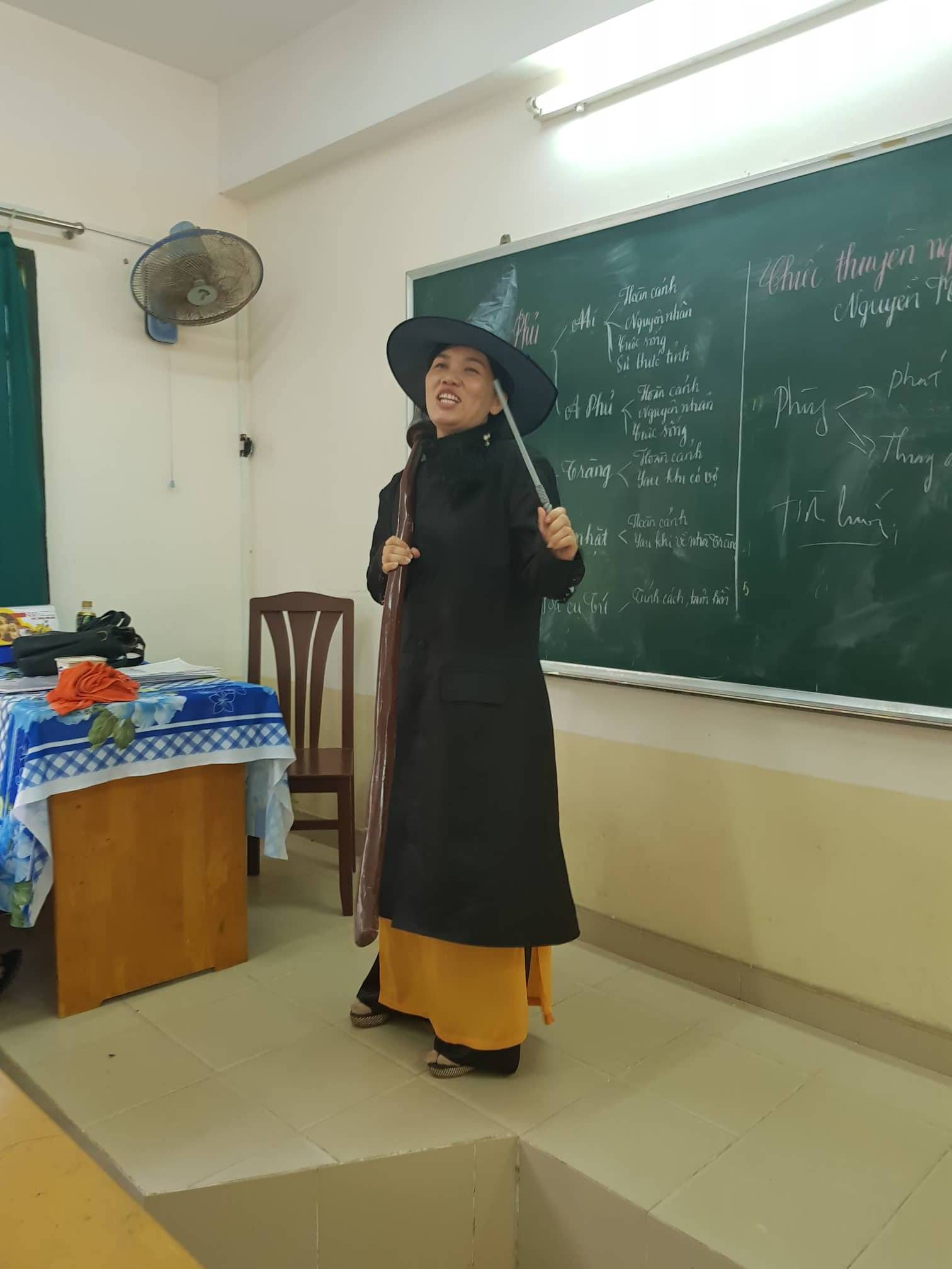 Chuyện cảm động về cô giáo hóa trang thành phù thủy để học sinh có cảm hứng ôn thi đại học môn Văn - Ảnh 3. Chuyện cảm động về cô giáo hóa trang thành phù thủy để học sinh có cảm hứng ôn thi đại học môn Văn 3