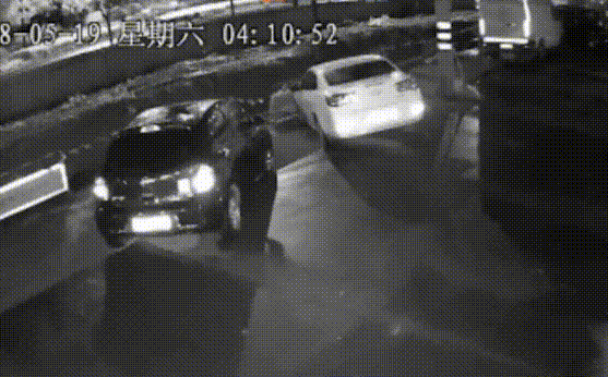 Mặt đường bất ngờ sụt lún, nhiều ô tô bị 'nuốt chửng' ở Trung Quốc