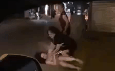 Bỏ con ốm ở nhà, chồng đi theo nhân tình bị vợ bắt tại trận trên phố