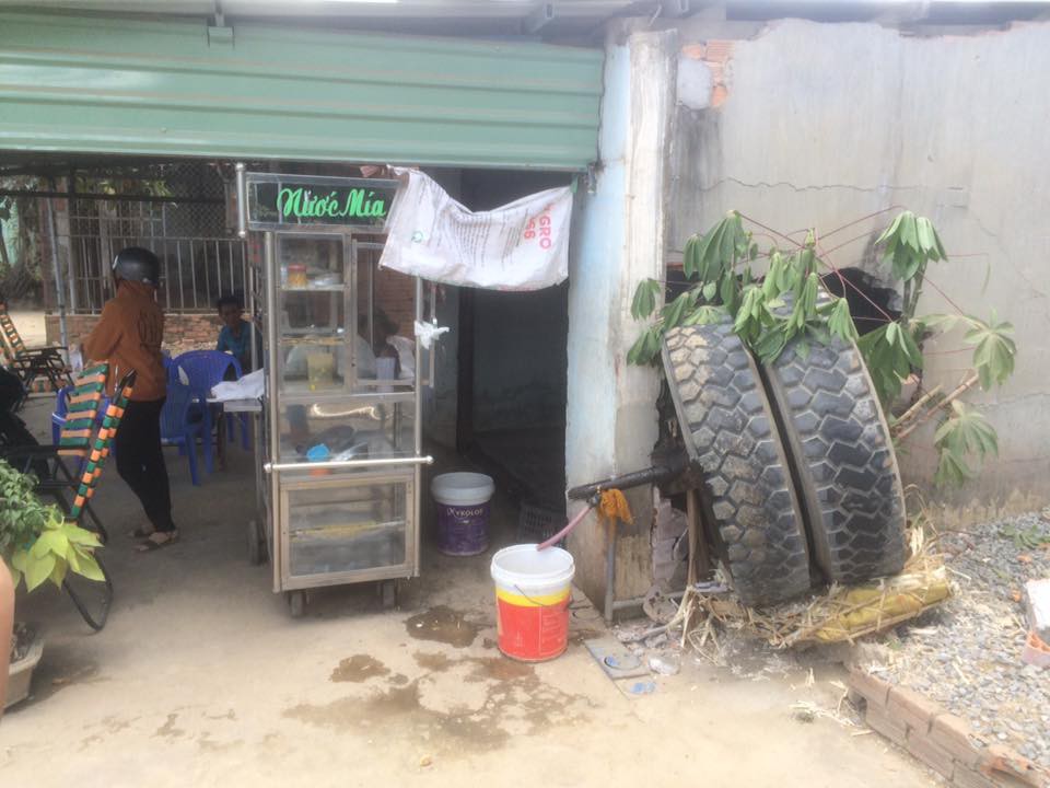 Tai nạn hy hữu: Xe tải đang chạy thì rụng bánh, văng sang bên đường đâm thủng tường nhà dân - Ảnh 1. Tai nạn hy hữu: Xe tải đang chạy thì rụng bánh, văng sang bên đường đâm thủng tường nhà dân 1