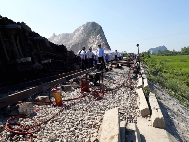 Mới nhất từ hiện trường tai nạn tàu hỏa: Hơn 2000 khách bị ảnh hưởng, gấp rút sửa đường ray 6