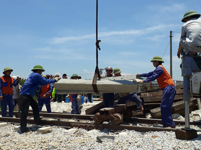 Cận cảnh khắc phục sự cố sau tai nạn tàu hỏa đâm xe ben khiến 10 người thương vong - Ảnh 9. Cận cảnh khắc phục sự cố sau tai nạn tàu hỏa đâm xe ben khiến 10 người thương vong 8