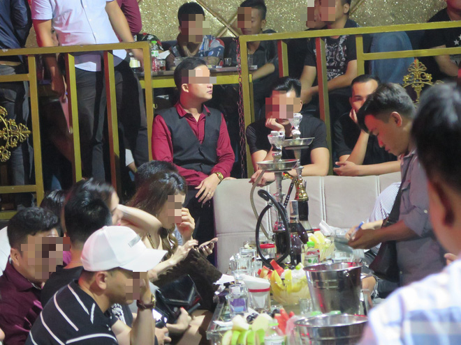 Đột kích quán bar ở trung tâm Sài Gòn, gần 100 dân chơi nghi phê ma túy 1
