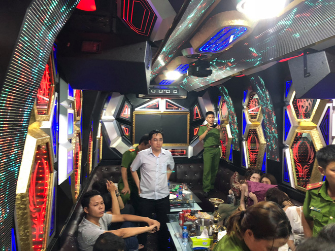 80 tiếp viên lưng trần vui vẻ cùng khách trong hai tụ điểm ăn chơi ở Sài Gòn 4