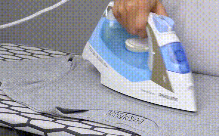 Lỡ tay làm hỏng chiếc áo phông trong lúc ủi, cô gái có cách 'chữa cháy' cực thông minh, chị em thi nhau học hỏi