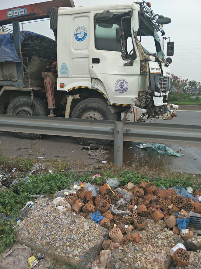 Vụ tai nạn giao thông ở Bắc Giang: Đầu xe tải bị hư hỏng nặng. Xe tải đâm xe khách khiến 2 người chết, 6 người bị thương 2