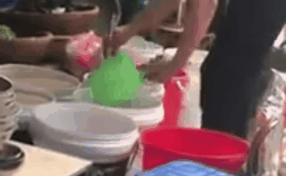 Bún ốc Hàng Chai nổi tiếng bị thực khách tố mất vệ sinh, nước dùng pha chế bằng cách ngoáy trong xô?