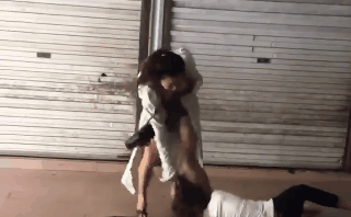 Clip vợ bị bồ của chồng ghen ngược, đánh tới tấp giữa chợ gây xôn xao