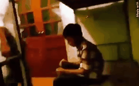 Bất ngờ xem được video ghi cảnh con trai bị 3 bạn học đánh dã man, cha yêu cầu xử nghiêm