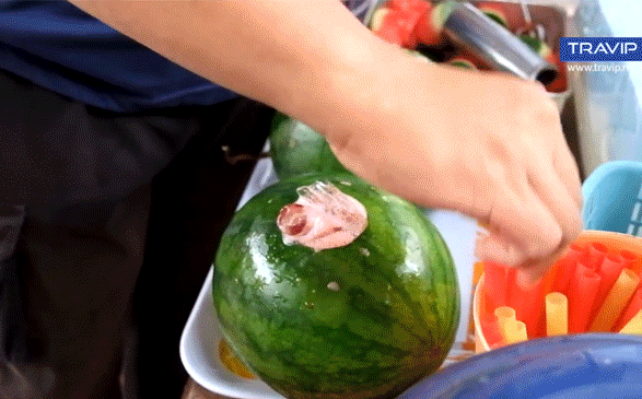 Trời hè nóng nực mà có món dưa hấu uống trực tiếp từ quả của Malaysia thì đúng là không còn gì tuyệt hơn