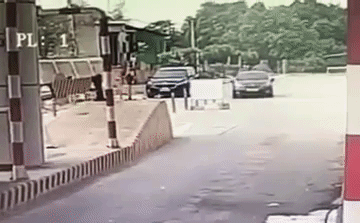 Clip diễn biến vụ lật xe kinh hoàng tại trạm thu giá ở Phú Thọ