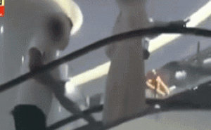 Cô gái đi thang cuốn trong diêu thị bị người đàn ông giở trò sàm sỡ