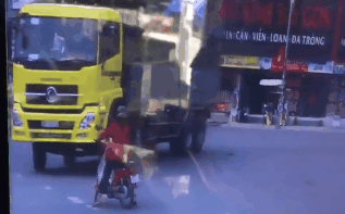 Mắng chửi vô nghĩa, giật lùi nửa vời vẫn chết: Làm gì để sống khi vào điểm mù xe tải?