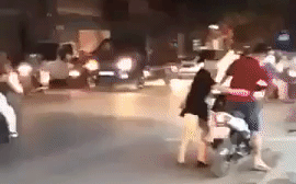 Bị vợ bắt quả tang, chồng nhanh chân chuồn để nhân tình ở lại chịu trận