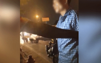 Tài xế ô tô suýt đâm vào 2 con nhỏ, cư xử của người cha khiến dân mạng 'ngả mũ' thán phục