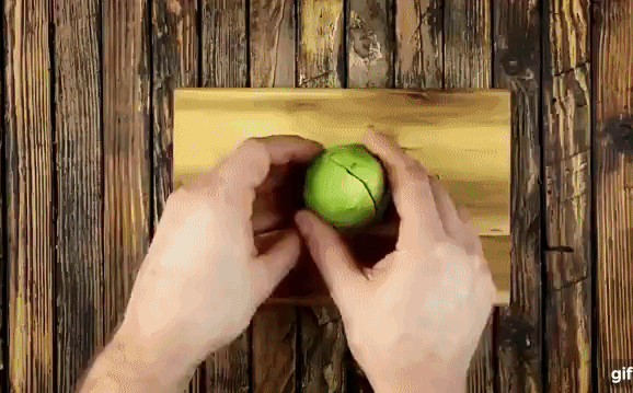 Cô gái cuốn thịt ba chỉ vào quanh quả bơ rồi đem rán, anh trai bĩu môi chê bày trò nhưng ăn rồi lại bảo làm thêm