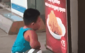 Thèm gà rán nhưng mẹ không cho mua, hành động hồn nhiên của cậu bé khiến người ta vừa phì cười vừa thấy thương