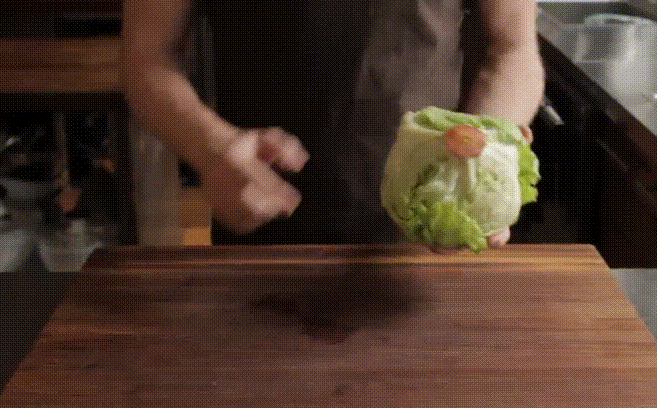 Chàng trai dùng hết sức đập bắp cải xuống bàn trong sự ngỡ ngàng của bạn bè, 3 giây sau ai cũng vỗ tay tán thưởng