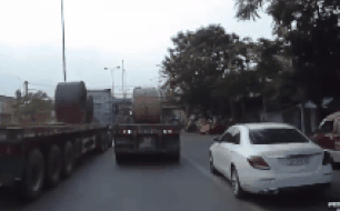 Clip: Kinh hoàng cuộn sắt hàng chục tấn trượt khỏi thùng hàng, 'cày' nát cabin xe container