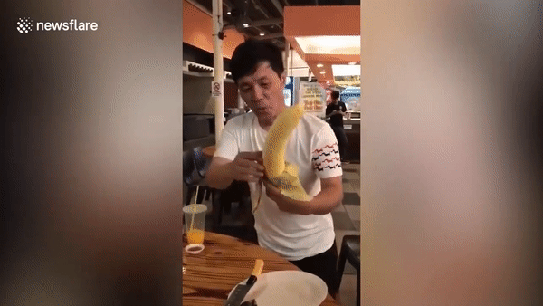 Khách du lịch choáng khi thấy chuối 'khủng' dài 30 cm