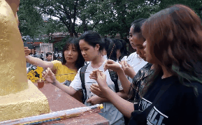 Sĩ tử mang hương đến điểm thi cầu khấn trước ngày thi THPT Quốc gia