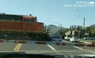 Clip: Vượt qua rào chắn, ô tô bị tàu hỏa nghiền nát