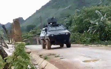 Hơn 200 cảnh sát cùng nhiều xe bọc thép tấn công 'thủ phủ ma tuý', 2 tên trùm bị tiêu diệt