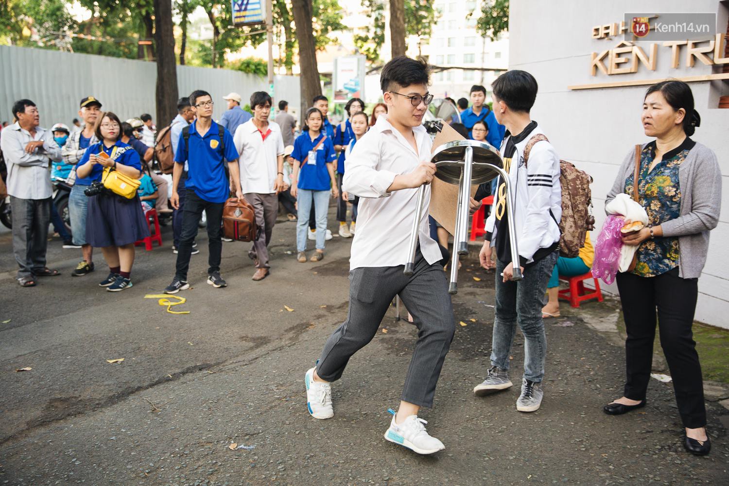 Chuyện lạ trước cổng trường thi vào ĐH Kiến trúc TP HCM: Sinh viên phải thuê ghế để ngồi thi, 40k/cặp, đặt cọc 60k - Ảnh 3. Chuyện lạ trước cổng trường thi vào ĐH Kiến trúc TP HCM: Sinh viên phải thuê ghế để ngồi thi, 40k/cặp, đặt cọc 60k 3