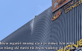 Nghệ An: Nhiệt độ mái nhà lên tới 60 độ C, người dân tưới nước hạ nhiệt