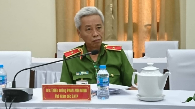 Vụ ném vật nổ vào trụ sở công an phường: Một kẻ bị thương do nổ sớm - Ảnh 2. Vụ ném vật nổ vào trụ sở công an phường: Một kẻ bị thương do nổ sớm 2