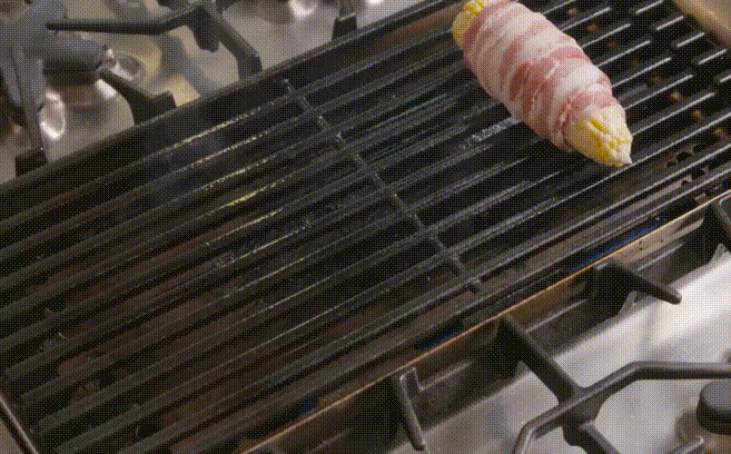 Mẹ học theo công thức trên mạng, quấn thịt xông khói quanh bắp ngô rồi nướng lên, không ngờ con thích mê và khen ngợi hết lời