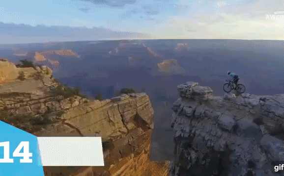 Đi xe đạp lên mép vực Canyon, người đạt 10 kỷ lục Guiness đã làm điều thót tim!
