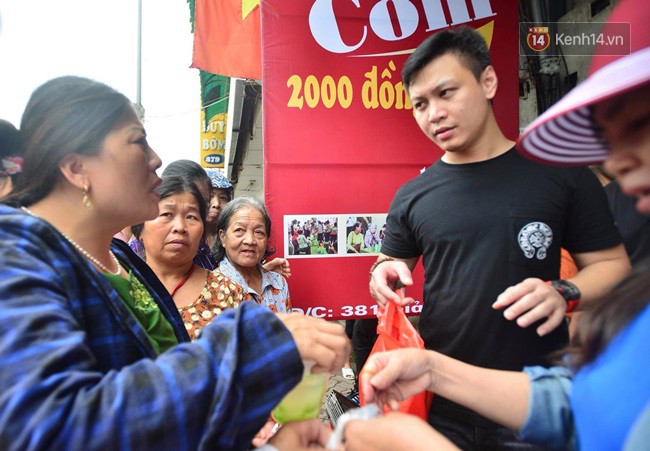 Bữa cơm đủ đầy chỉ với 2.000 đồng cho người lao động nghèo tại Hà Nội 11
