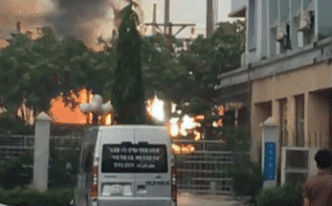 Trạm biến áp phát nổ rồi bốc cháy ngùn ngụt, tia lửa điện màu xanh phóng ra