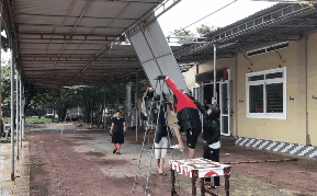 Bất chấp bão Sơn Tinh đang tiến vào, du khách vẫn xuống biển Cửa Lò tắm trong mưa