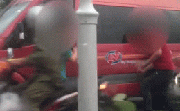 Va chạm giao thông, 3 người đàn ông lao vào đánh đuổi nhau trên đường 