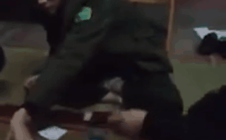 Xôn xao clip công an xã đánh bài ăn tiền tại trụ sở
