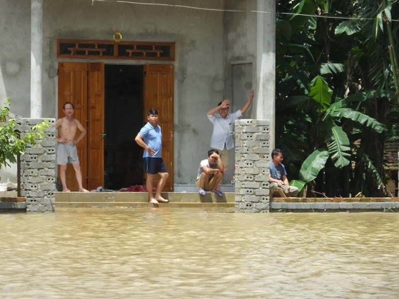 Nước sông dâng cao, hàng trăm hộ dân ở Thanh Hóa nháo nhào chạy lũ 1