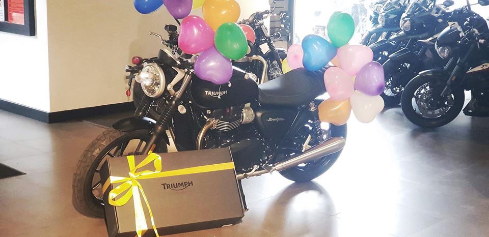 Vợ tặng chồng chiếc balo nhân ngày sinh nhật, ai ngờ trong đó lại chứa chìa khóa xe máy Triumph trong mơ trị giá hơn nửa tỷ đồng 1