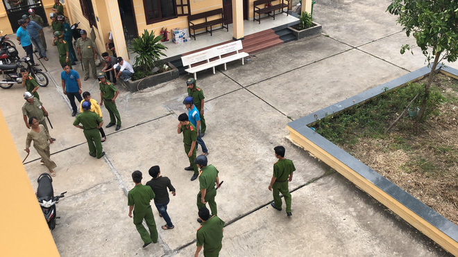 Nhóm người tấn công kiểm sát viên, phóng viên ngay tại tòa - Ảnh 3. Nhóm người tấn công kiểm sát viên, phóng viên ngay tại tòa 2