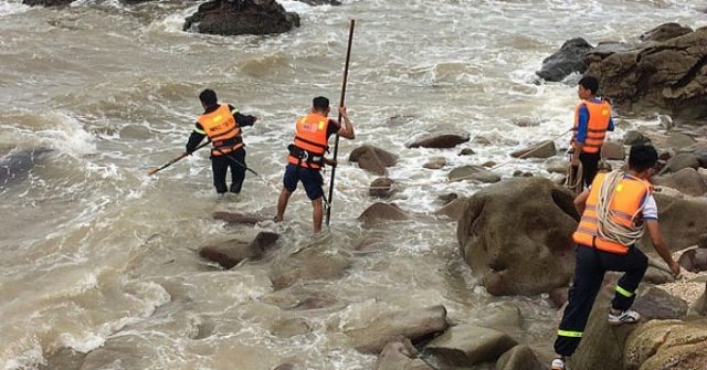 1 người tử vong, 1 mất tích khi tắm biển ở Thanh Hóa lúc sóng to 1