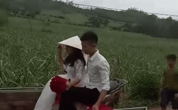 Nghệ An: Chú rể 'phi trâu' đến rước dâu khiến bao người chạy ra xem, giúp đỡ