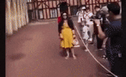 Cái kết đắng của nữ du khách khi cố tình 'vượt rào', cản trở lính gác của Nữ hoàng bên ngoài lâu đài Windsor