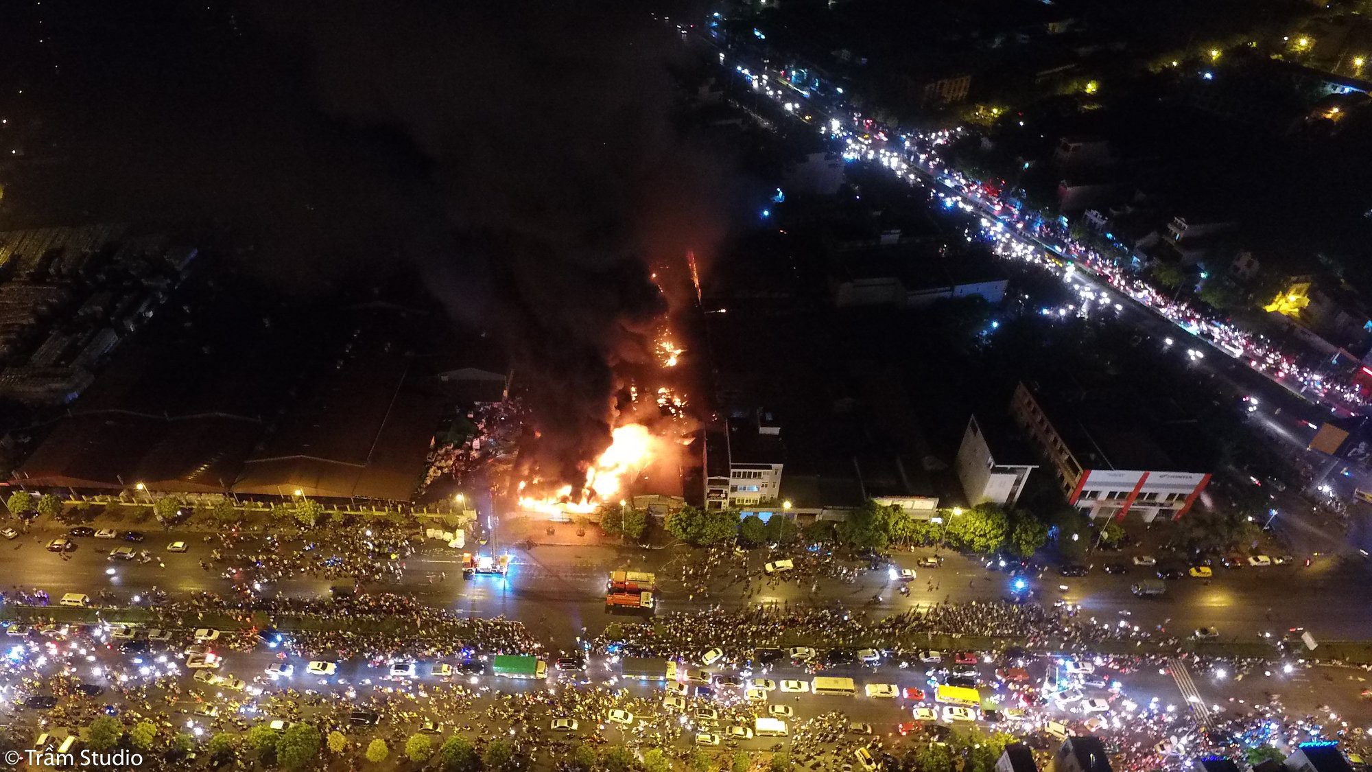 Toàn cảnh đám cháy ngùn ngụt chợ Gạo ở thành phố Hưng Yên nhìn từ trên cao 3