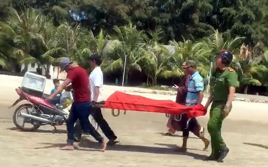 Quảng Nam: 5 thanh niên tắm biển bị nước cuốn, 2 người chết đuối thương tâm 1
