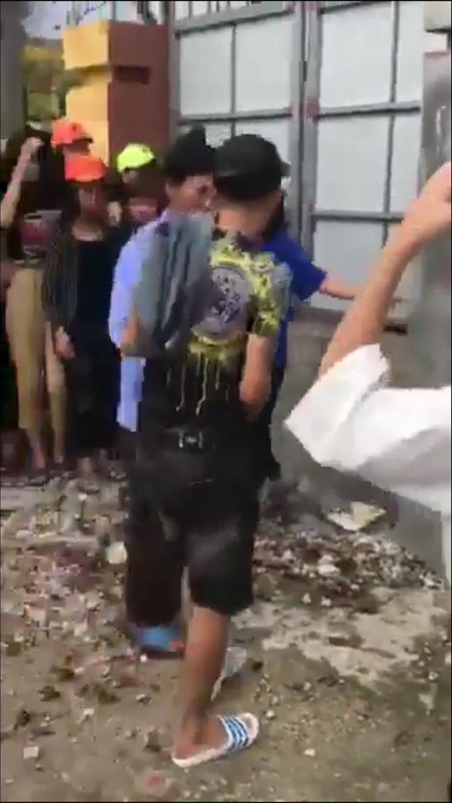 Công an đến can ngăn 2 nữ sinh đánh nhau, câu nói của người quay clip khiến tất cả phẫn nộ - Ảnh 3. Công an đến can ngăn 2 nữ sinh đánh nhau, câu nói của người quay clip khiến tất cả phẫn nộ 3
