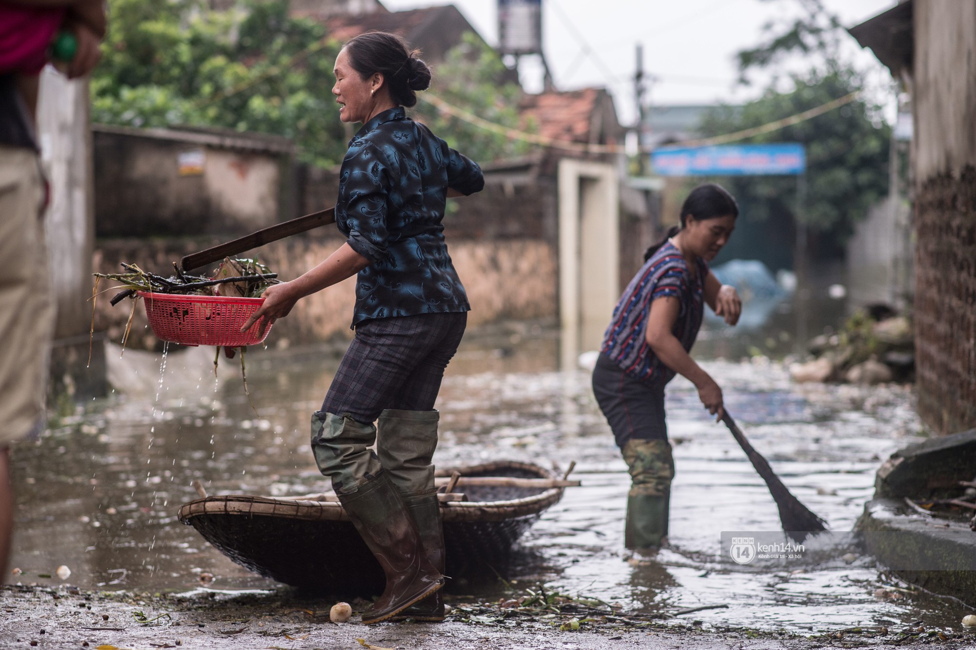 Chùm ảnh: 1 tuần sau lũ lớn, người dân Hà Nội vẫn phải chèo thuyền đi lại giữa 'biển' rác thải nổi lềnh bềnh 20