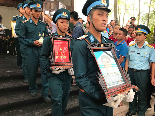 Lễ viếng 2 phi công Su-22: Con trai nhỏ hỏi bố đâu, ông ngoại chỉ biết khóc lặng - Ảnh 13. Lễ viếng 2 phi công Su-22: Con trai nhỏ hỏi bố đâu, ông ngoại chỉ biết khóc lặng 13