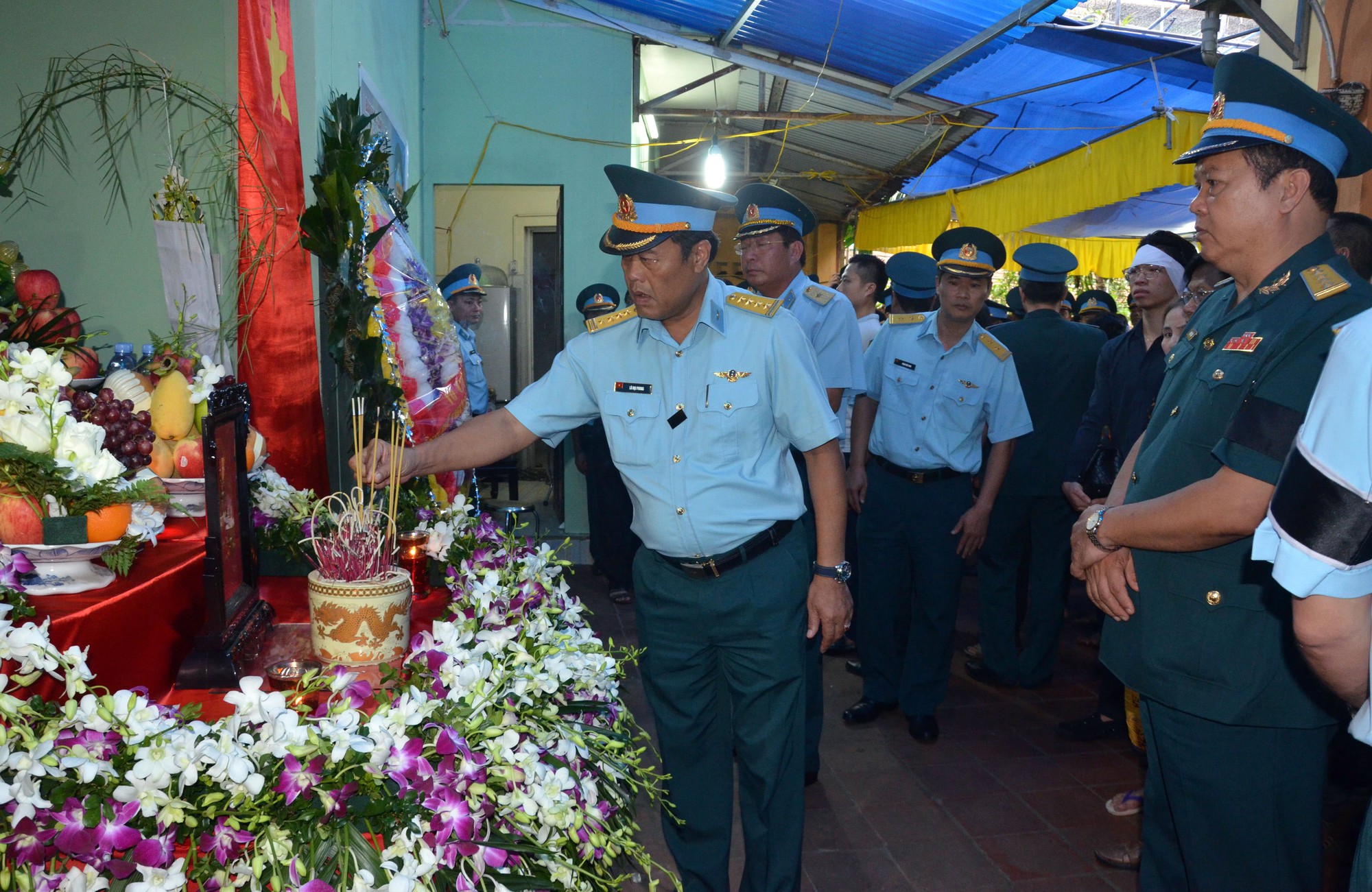 Hàng nghìn người thân, đồng đội đón linh cữu phi công Su-22 tại nhà riêng - Ảnh 16. Hàng nghìn người thân, đồng đội đón linh cữu phi công Su-22 tại nhà riêng 16
