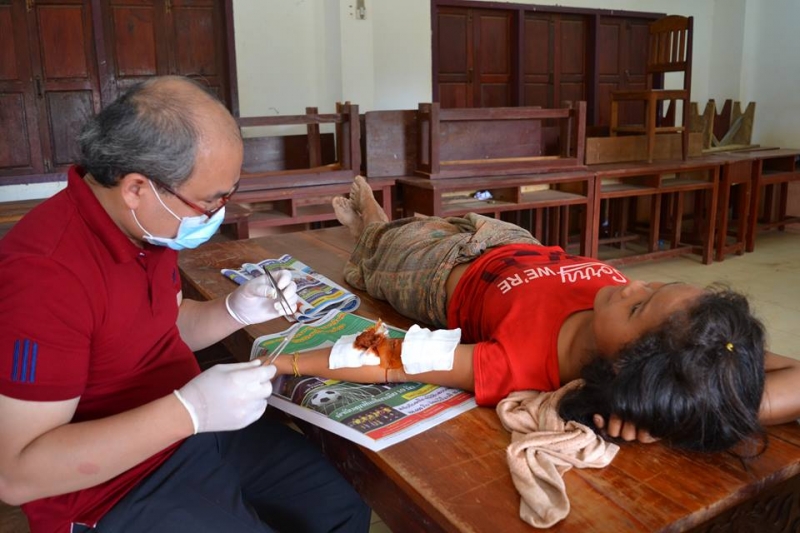 Bác sĩ người Việt trắng đêm cứu chữa cho bệnh nhân vùng lũ sau sự cố vỡ đập tại Lào 2